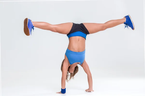 Спортивная гибкая девушка делает упражнения на растяжку — стоковое фото