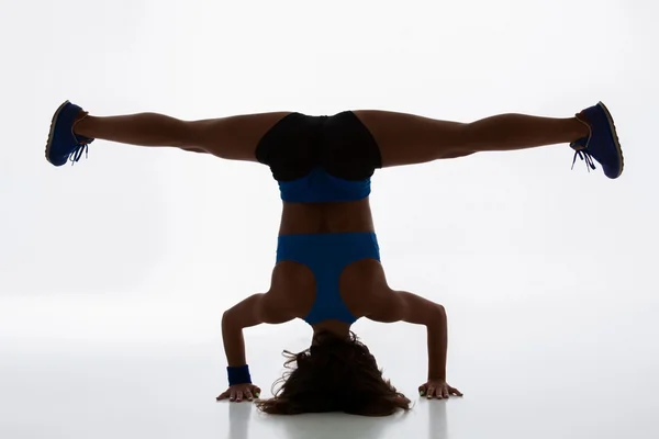 Menina flexível desportiva fazendo exercício de alongamento — Fotografia de Stock