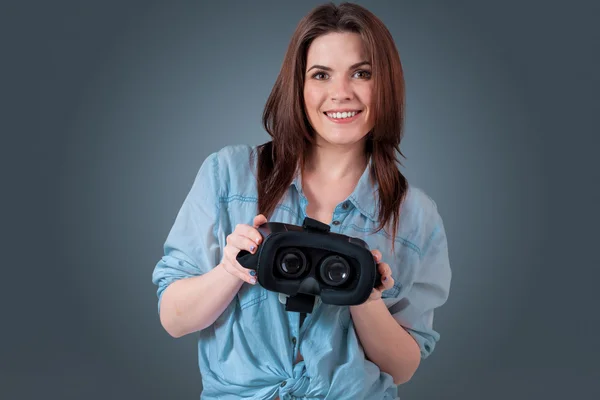 Junge Frau mit einer VR-Headset-Brille — Stockfoto