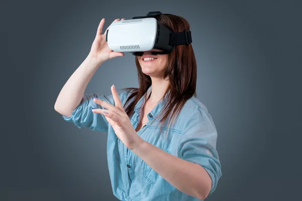Wanita muda menggunakan VR kacamata headset — Stok Foto