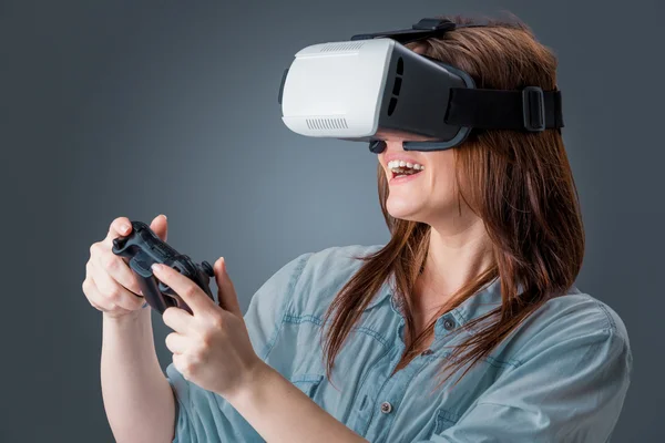 Giovane donna utilizzando un VR occhiali auricolare — Foto Stock