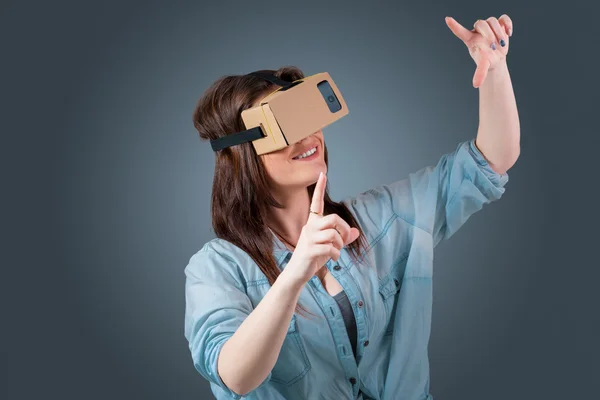 Giovane donna utilizzando un VR occhiali auricolare — Foto Stock