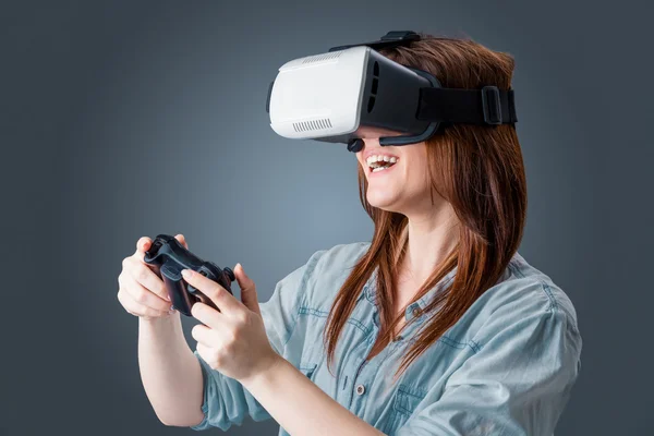 Giovane donna utilizzando un VR occhiali auricolare — Foto Stock