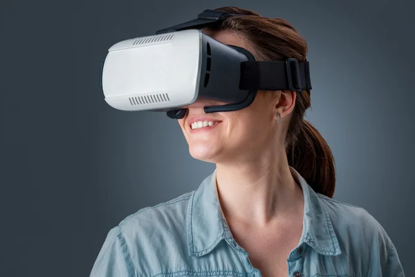 Mujer joven con gafas de realidad virtual —  Fotos de Stock