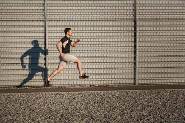 Retrato de cuerpo entero del atleta corriendo — Foto de Stock