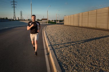 Tam uzunlukta koşan atletik adam portresi