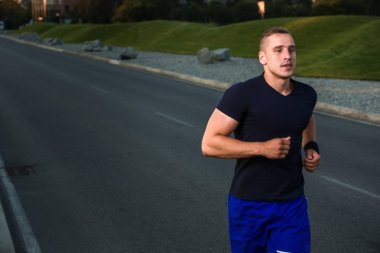 Koşan atletik adam portresi yakın çekim