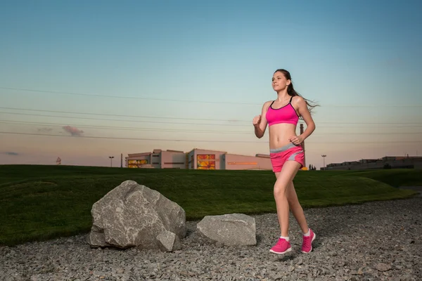 女性を実行します。日当たりの良い自然の中ジョギング ランナー. — ストック写真
