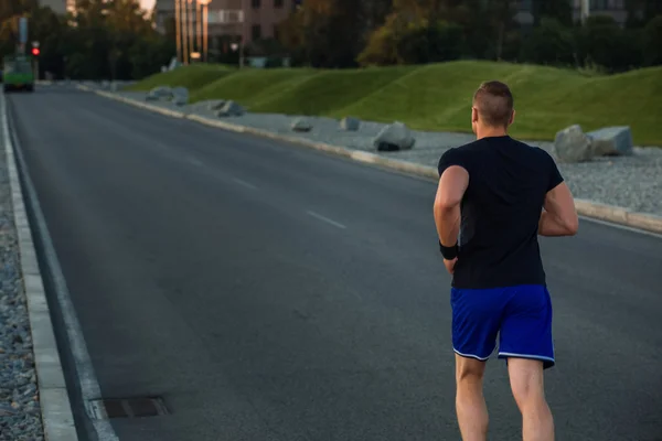 Retrato de cerca del atleta corriendo — Foto de Stock