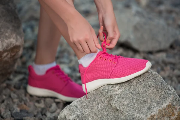 Running shoes - vrouw koppelverkoop schoenkant. — Stockfoto
