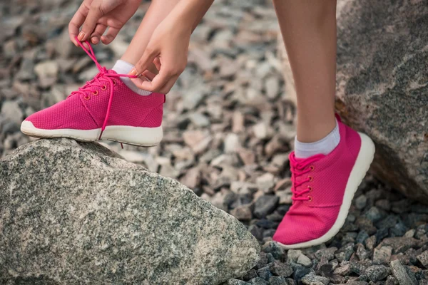 Running shoes - vrouw koppelverkoop schoenkant. — Stockfoto