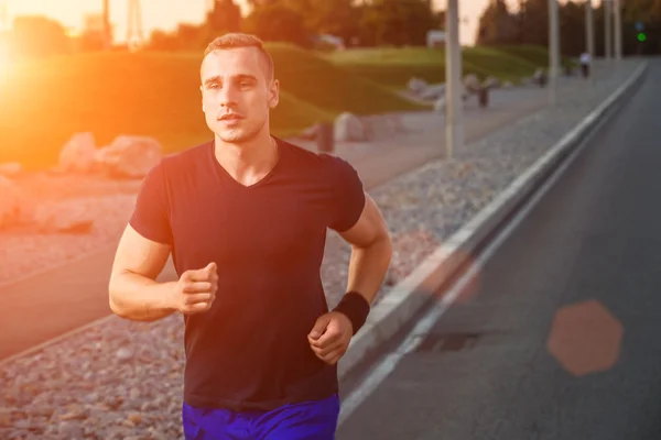 Retrato de cerca del atleta corriendo — Foto de Stock