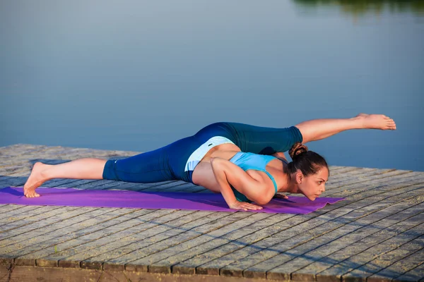 Flickan gör yoga övning — Stockfoto