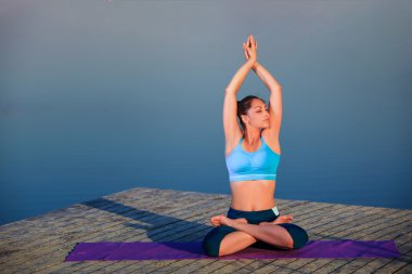 Yoga egzersiz yaparak kız