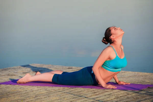 Chica haciendo ejercicio de yoga — Foto de Stock