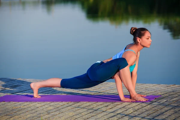 Mädchen macht Yoga-Übungen — Stockfoto