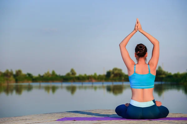 Chica haciendo ejercicio de yoga — Foto de Stock