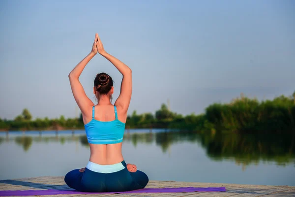 Ragazza che fa esercizio yoga — Foto Stock