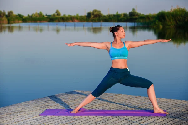 Chica haciendo ejercicio de yoga — Foto de Stock