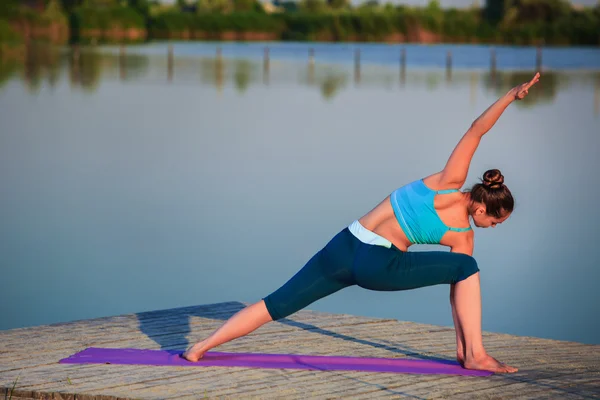 Chica haciendo ejercicio de yoga — Foto de Stock