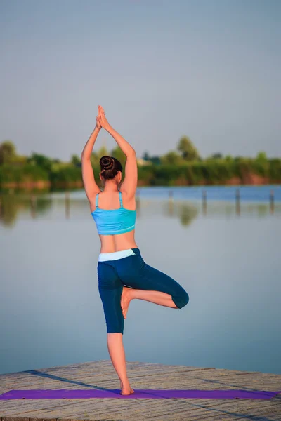 Girl doing yoga exercise — Stock Photo, Image