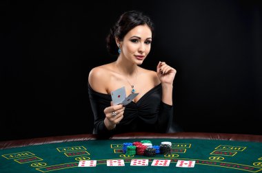 seksi kadın poker kartları ve patates kızartması ile