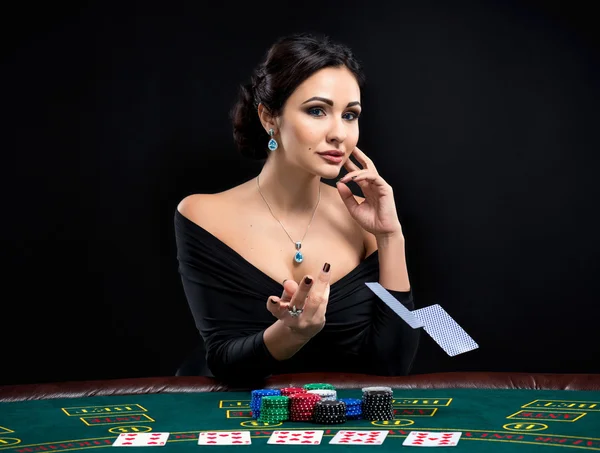 Wanita seksi dengan kartu poker dan chip — Stok Foto