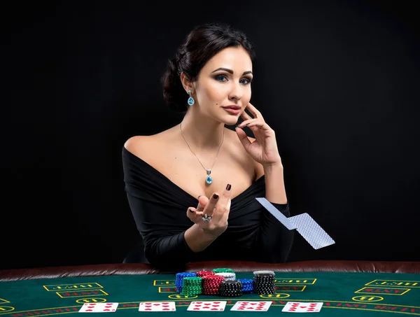 Sexig kvinna med poker kort och marker — Stockfoto