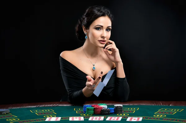 Donna sexy con carte da poker e fiches — Foto Stock