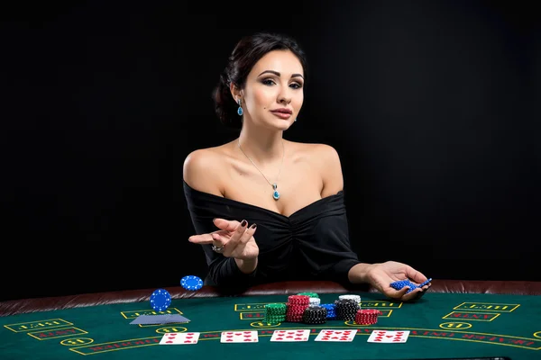 Wanita seksi dengan kartu poker dan chip — Stok Foto