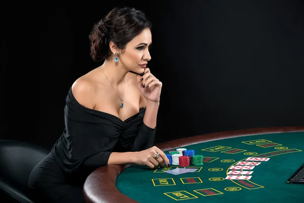 Mulher sexy com cartões de poker e fichas — Fotografia de Stock