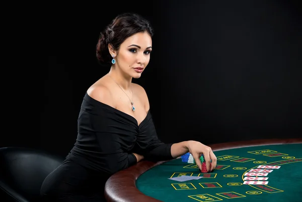 Sexy Frau mit Pokerkarten und Chips — Stockfoto