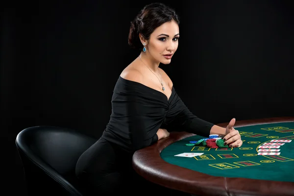Sexy Frau mit Pokerkarten und Chips — Stockfoto