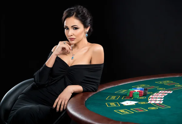Mujer sexy con tarjetas de póquer y fichas —  Fotos de Stock