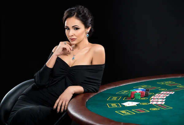 Wanita seksi dengan kartu poker dan chip — Stok Foto