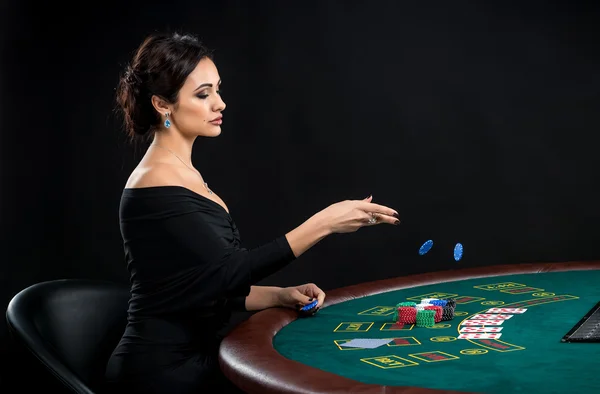 Mulher sexy com cartões de poker e fichas — Fotografia de Stock