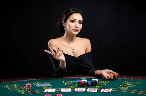 Mujer sexy con tarjetas de póquer y fichas — Foto de Stock