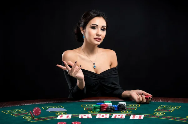 Sexy Frau mit Pokerkarten und Chips — Stockfoto