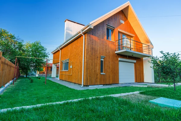 Holzhaus mit Wiese davor — Stockfoto