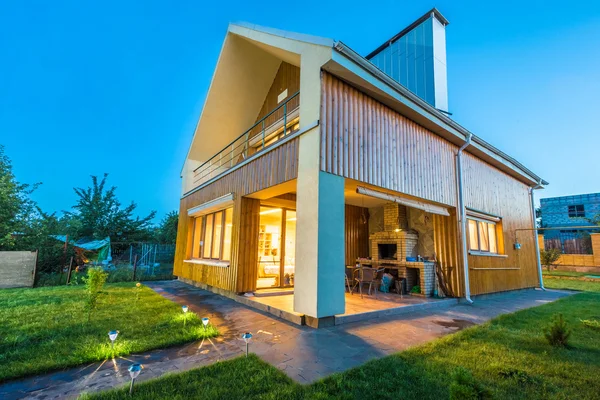 Wooden house with meadow in front of it — Stock Photo, Image