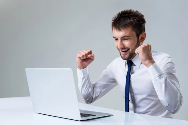 Hombre emocional y portátil — Foto de Stock