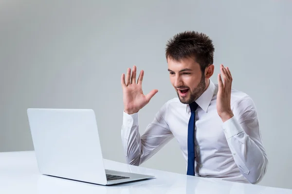 Emotionaler Mann und Laptop — Stockfoto