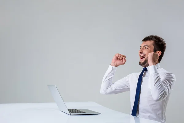 Hombre emocional y portátil — Foto de Stock