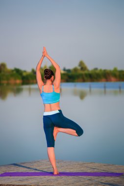 Yoga egzersiz yaparak kız