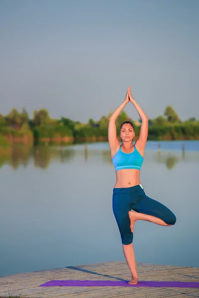 Mädchen macht Yoga-Übungen — Stockfoto