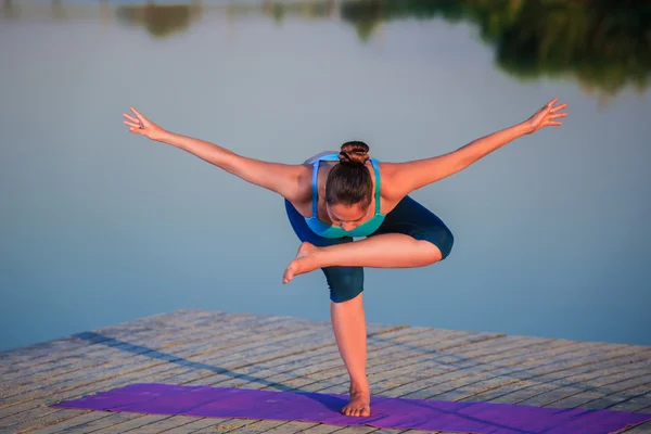 Lány csinál jóga gyakorlása — Stock Fotó