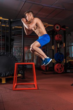 Gömleksiz adam blokta atlama