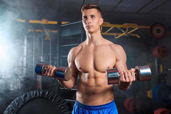 Man zwaar gewicht oefening met halters in de sportschool doet — Stockfoto