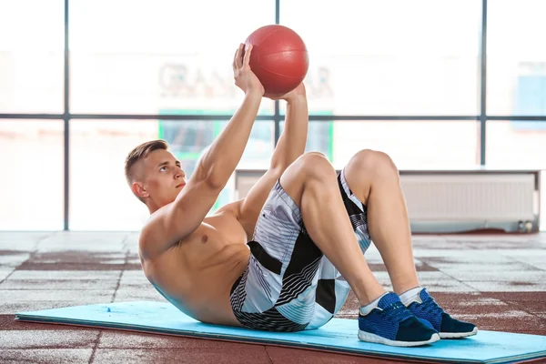 Atlético muscular chico haciendo ejercicio — Foto de Stock