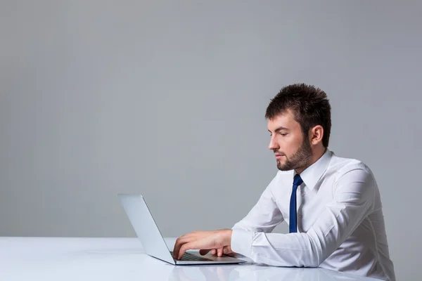 Hombre emocional y portátil — Foto de Stock